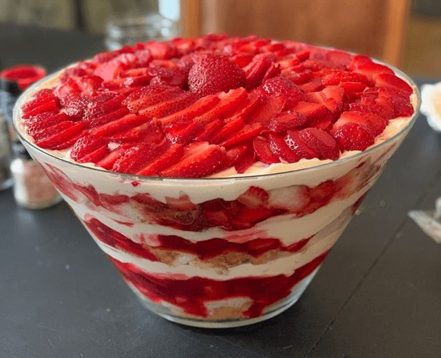 STRAWBERRY CHEESECAKE TRIFLE