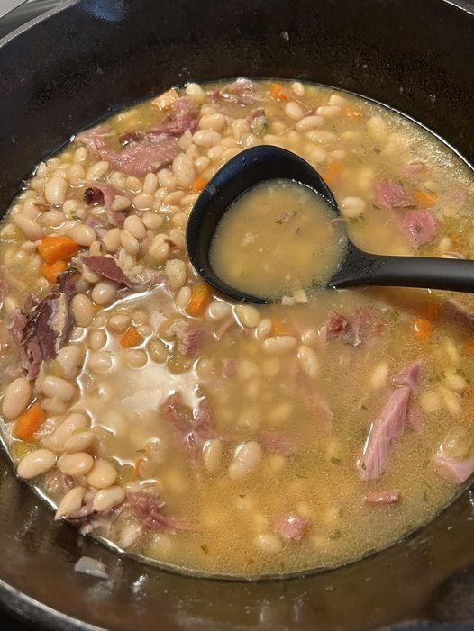 SLOW COOKER HAM AND BEAN SOUP