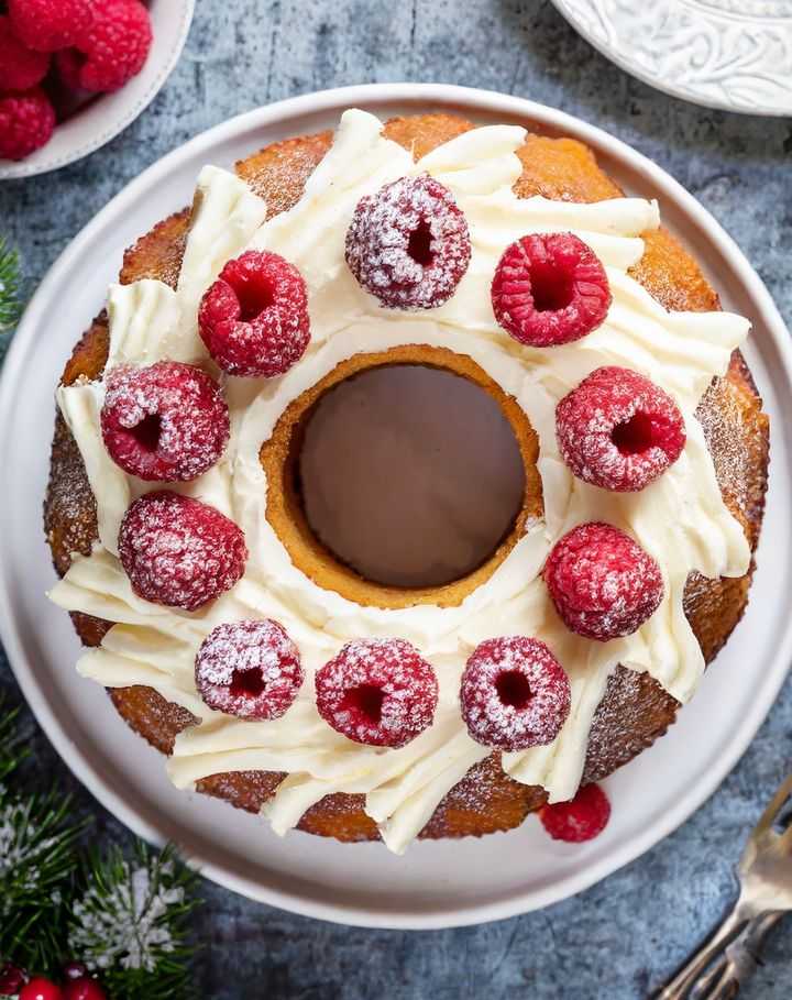 Now this is the perfect White Christmas cake!