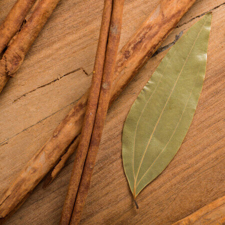 Lose Weight with This Cinnamon and Bay Leaf Tea