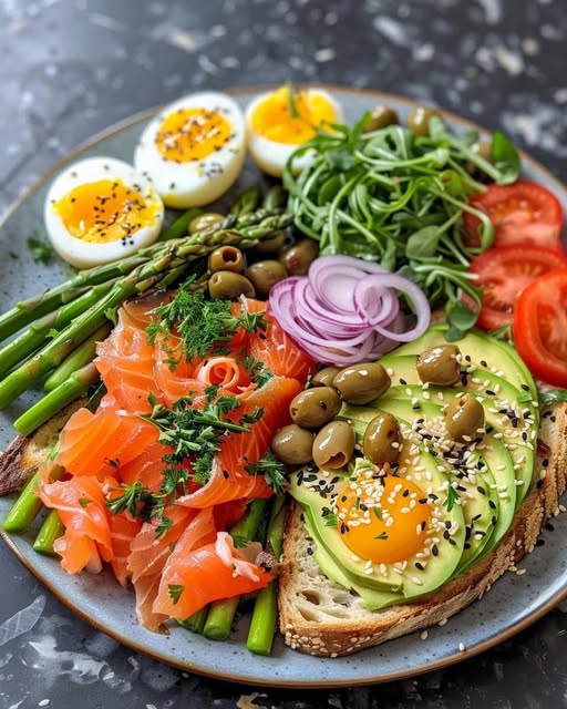 🍳 AVOCADO TOAST WITH ASPARAGUS, SMOKED SALMON, AND EGGS