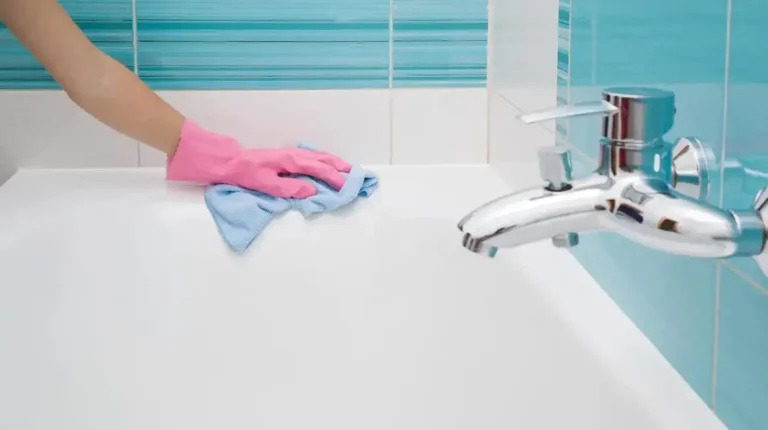 How to Clean Mold From Tub, Tile, and Grout Corners With Toilet Paper